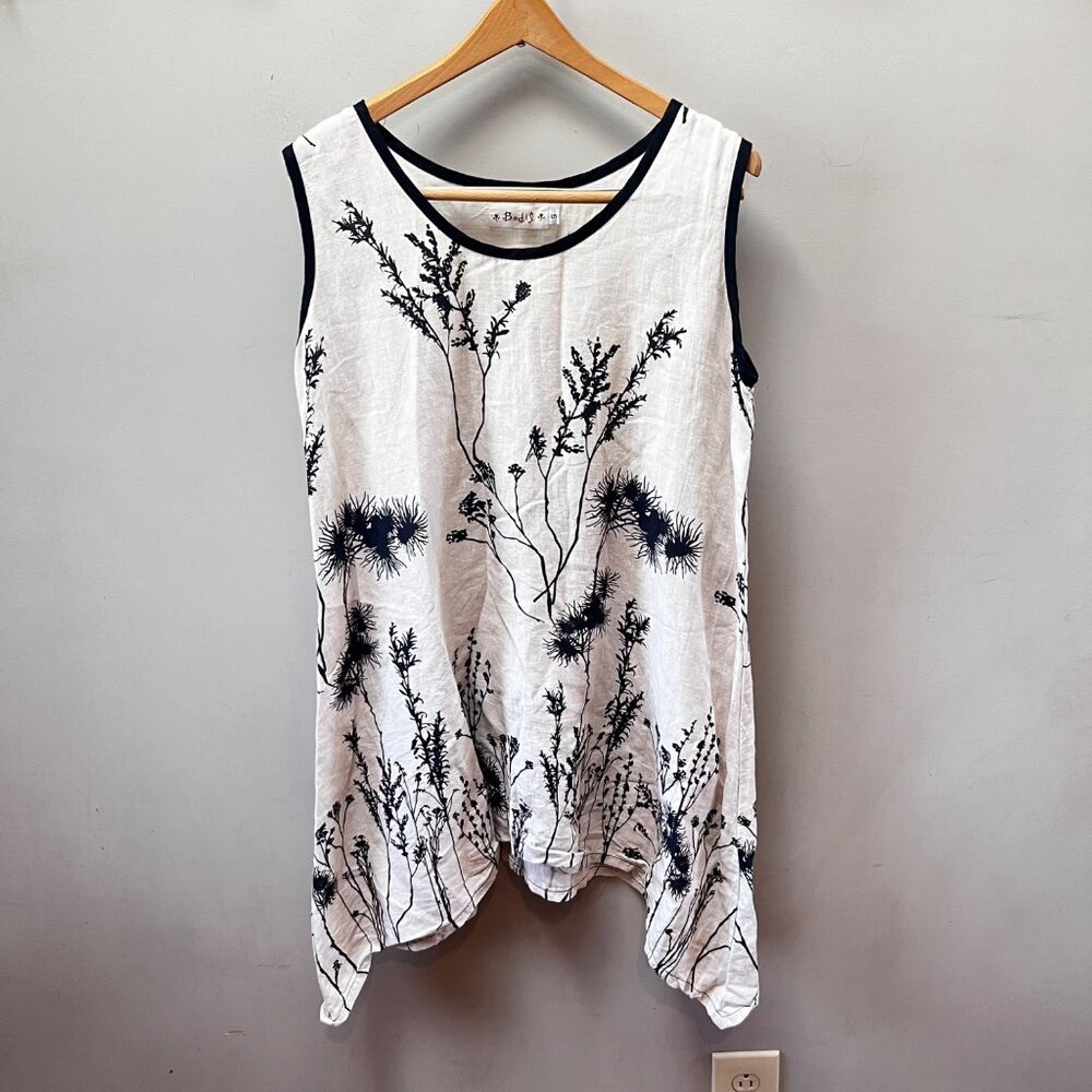 Bodil S Sleeveless Floral Print White & Black Linen Tunic Lightweight & Flowy De